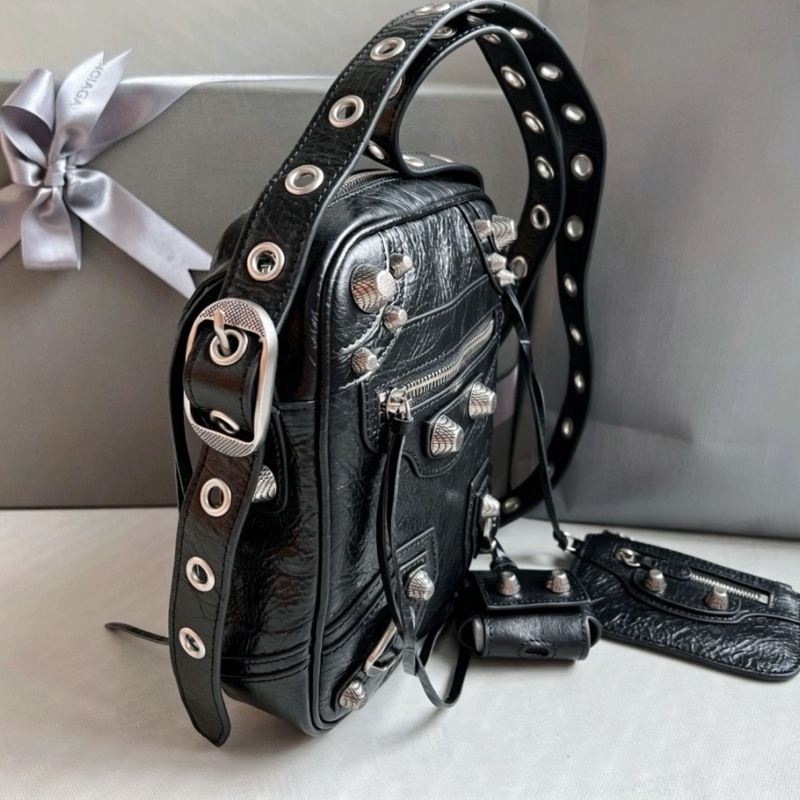 Новая женская сумка-тоут 2026  – обзор и цена Leatherwork Rivets