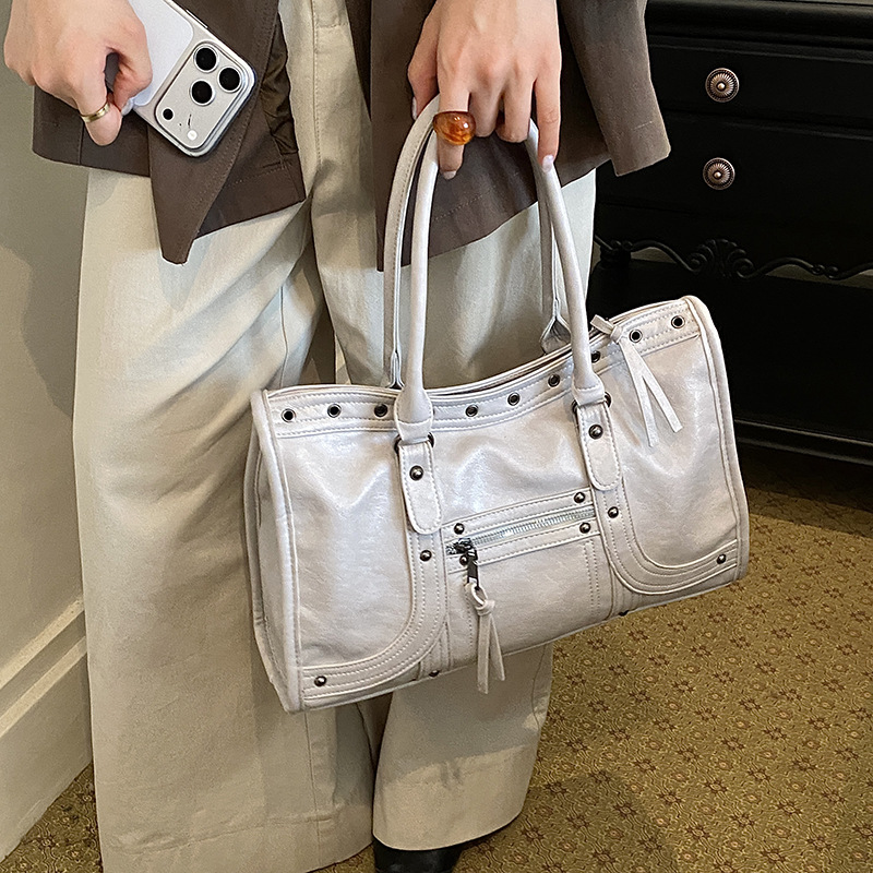 Мотоциклетная сумка в ретро-ст – обзор и цена Leatherwork Rivets